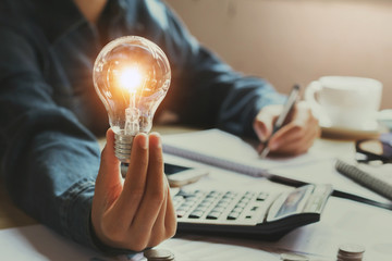 世界上第一台发电机是谁发明的？
